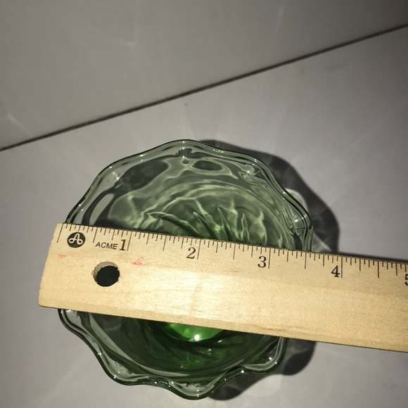 Vintage Emerald Green Glass Ruffle top Swirl Vase - Picture 7 of 8